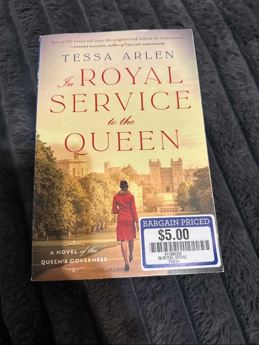 In Royal Service to the Queen by Tessa Arlen - Paperback, Red Cover Accents